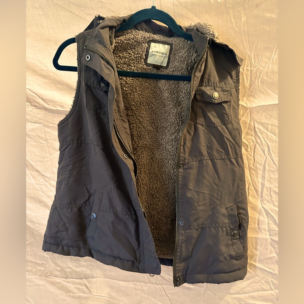 Insulated vest with removable Hood